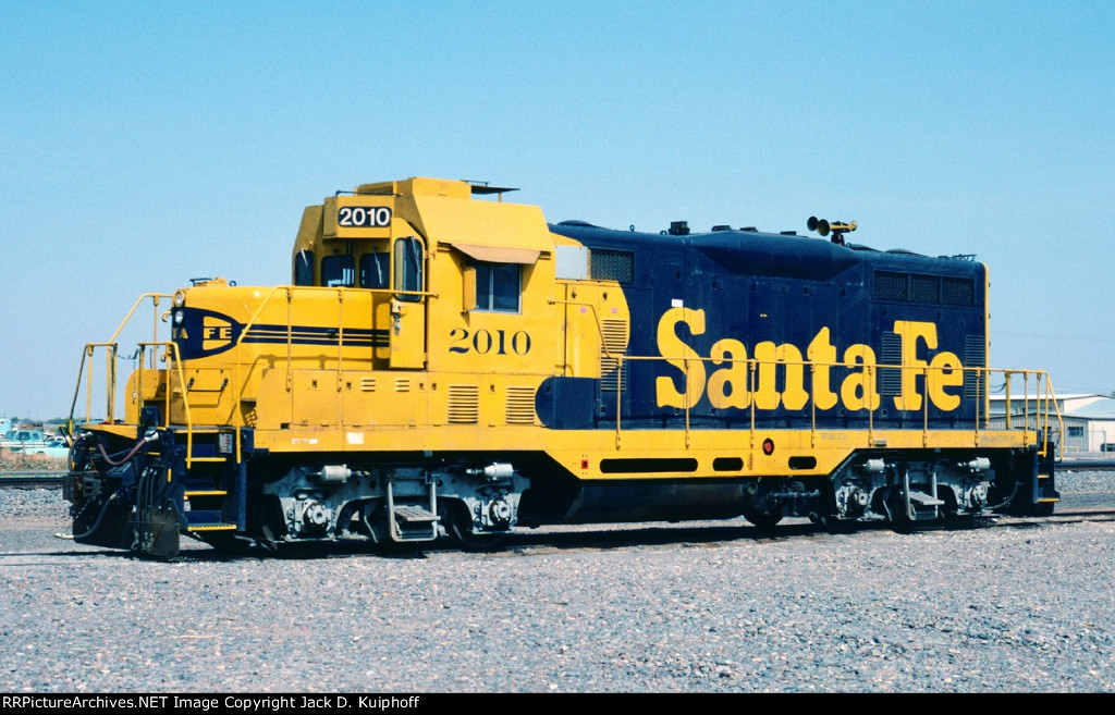 AT&SF, Santa Fe 2010 GP7u, at Dumas, Texas. May 13, 1996. 